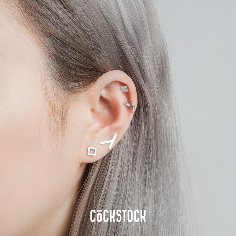 Khuyên tai basic Y EARRING (giá 1 chiếc)