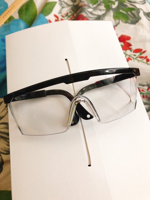 Kính Bảo Hộ Che Chắn Tuyệt Đối Bụi Bẩn Gây Hại Vuông | BigBuy360 - bigbuy360.vn