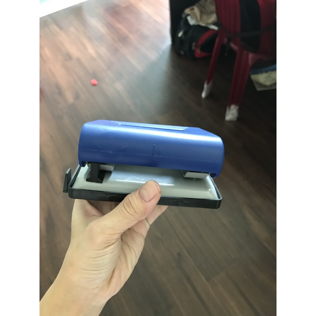 Bấm 2 lỗ Eagle 837 (xanh)