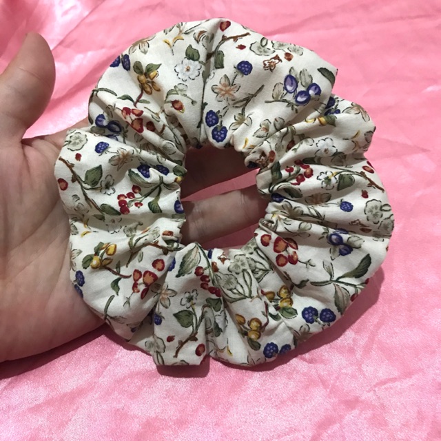 Cột tóc hoa nhỏ