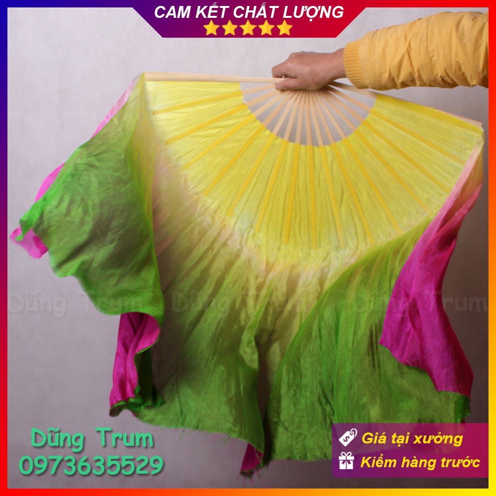 Quạt múa tua rộng biểu diễn