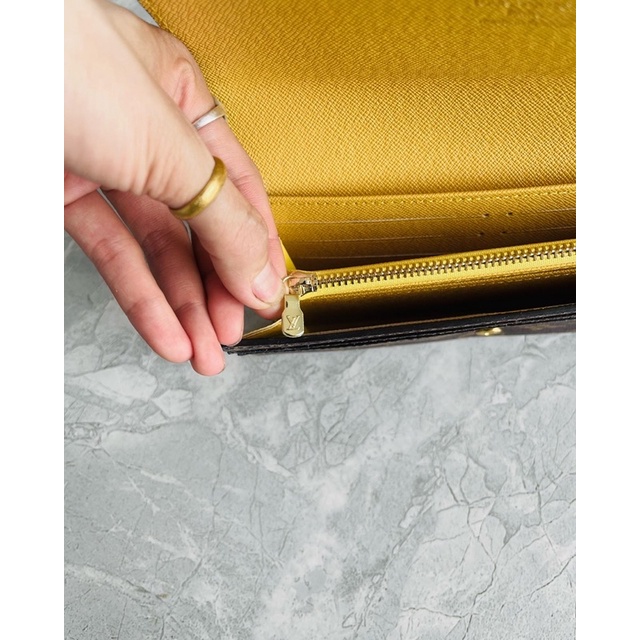 Ví cầm tay da thật, bên trong lót màu vàng, mọi chi tiết như ảnh và video shop chụp