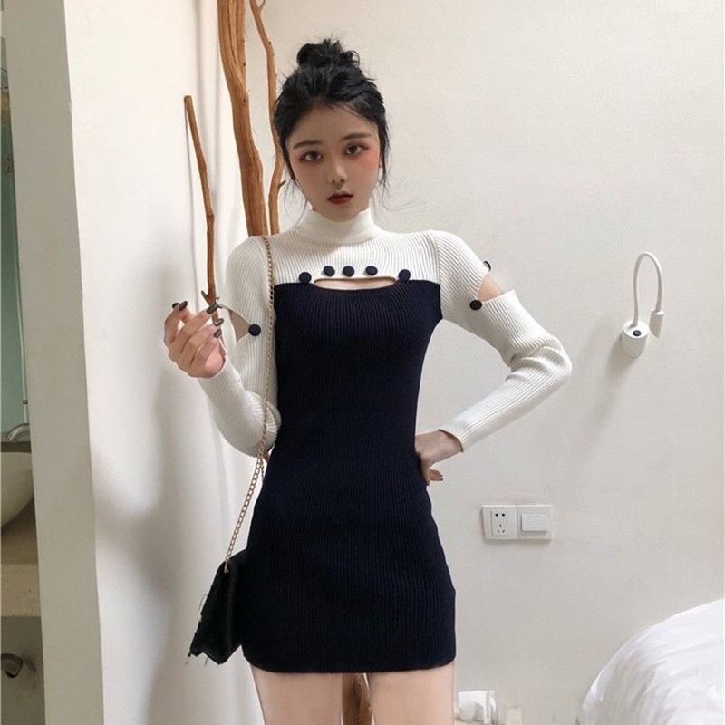 Đầm ôm cách điệu tay dài phối nút thời trang