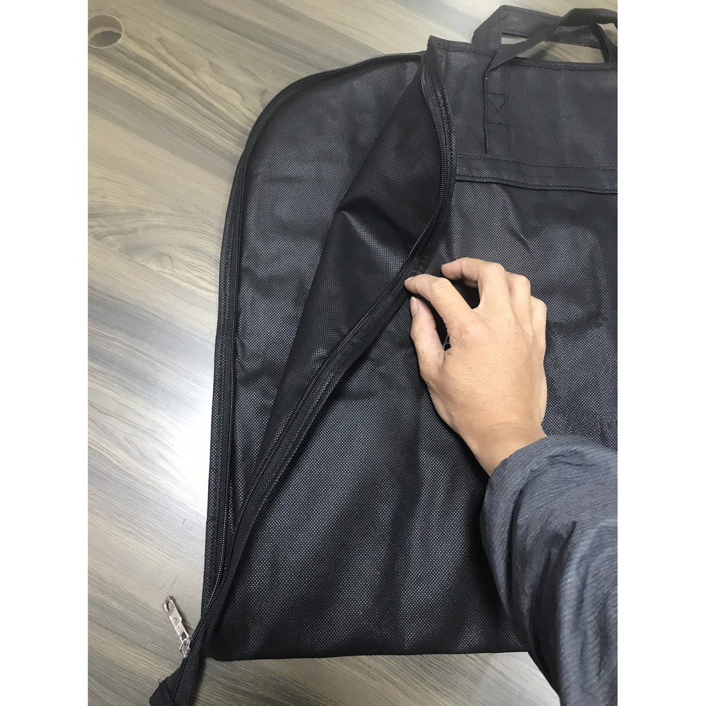 Túi đựng vest có quai xách - kích thước 60 x 100, chất liệu vải không dệt dày dặn.