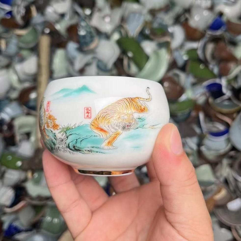 Chén Sứ Cảnh Đức Vẽ Tay Thủ Công Ngũ Hổ Lâm Môn Lòng Chén Dát Vàng 24K (Sản phẩm cao cấp 160 ml)