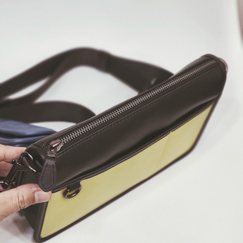 Túi nam đeo chéo Coach Heritage độc lạ