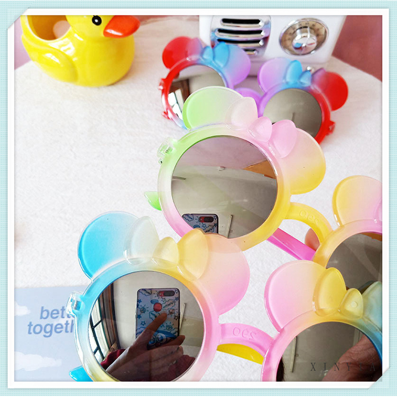 Mắt kính râm phong cách thời trang cho bé gái