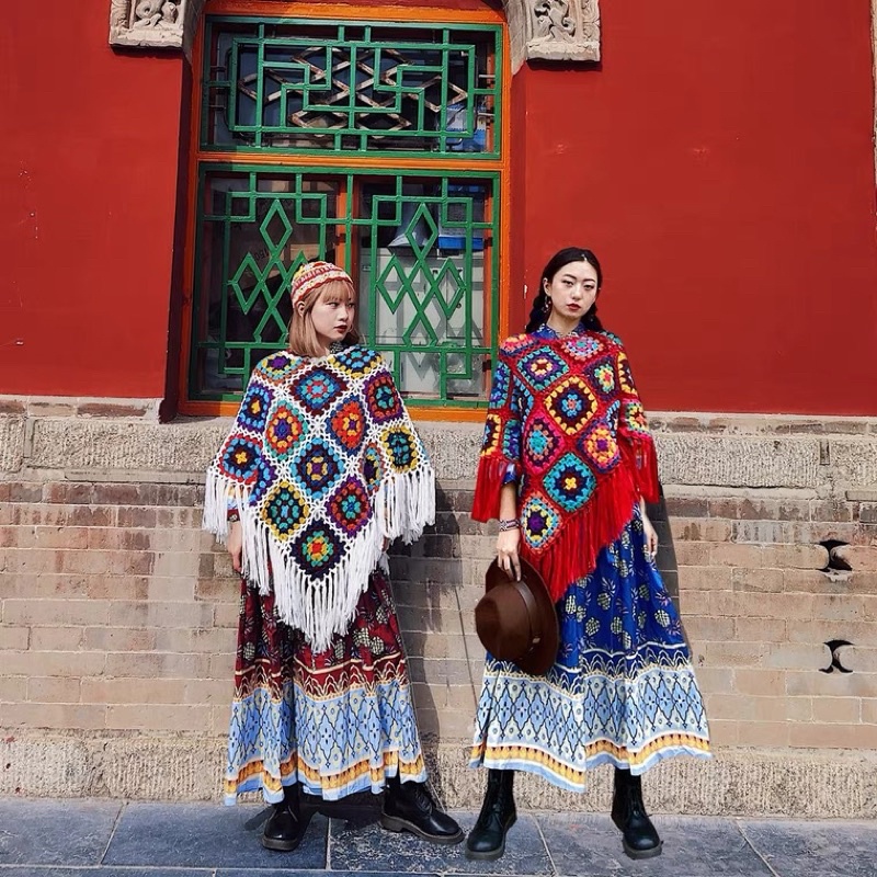 Áo choàng chui đầu len móc thổ cẩm