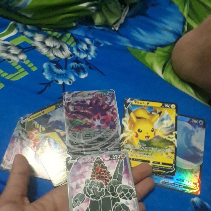 Thẻ Pokemon Vmax và thẻ Pokemon V