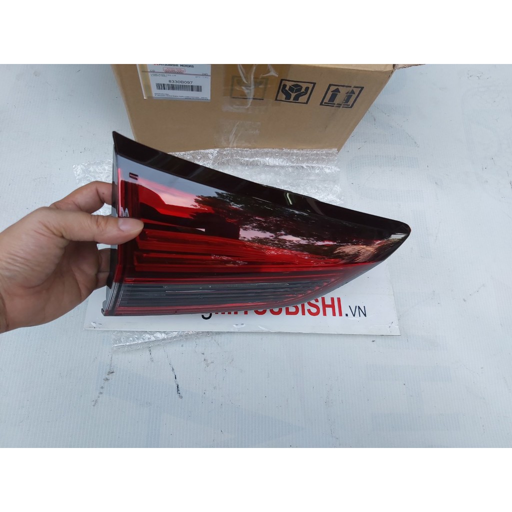 Đèn hậu miếng trong trên cốp xe Mitsubishi Xpander