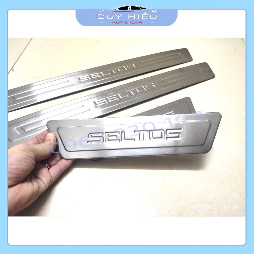Ốp bậc cửa KIA SELTOS chống xước bảo vệ sơn xe, chất liệu inox 304 có sẵn keo 2 mặt siêu dính