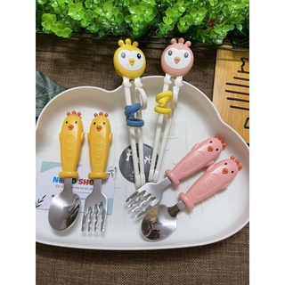 Set thìa dĩa đũa tập ăn cho bé có hộp đựng hình gà con đáng yêu