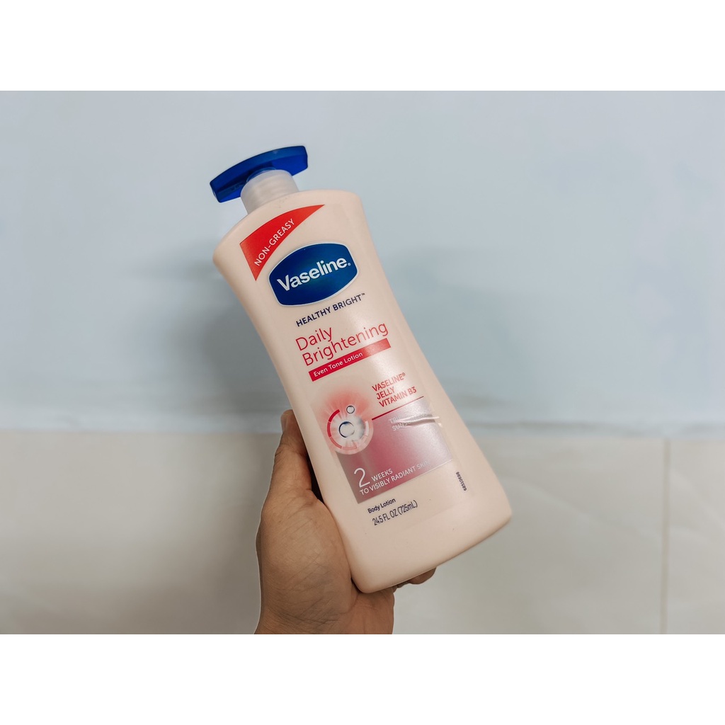 kem, sữa dưỡng thể VASELINE Daily Brightening vòi xanh cung cấp vitamin B3 trắng sáng cho da 725ml