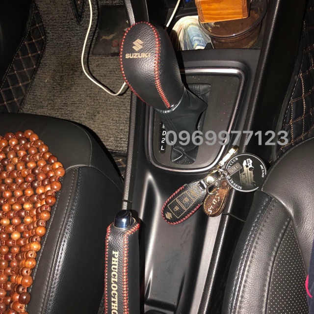 DA BÒ THẬT KHÂU THỦ CÔNG _ Bọc Cần số Suzuki swift, Ciaz, etiga, XL7 khắc logo theo hãng xe