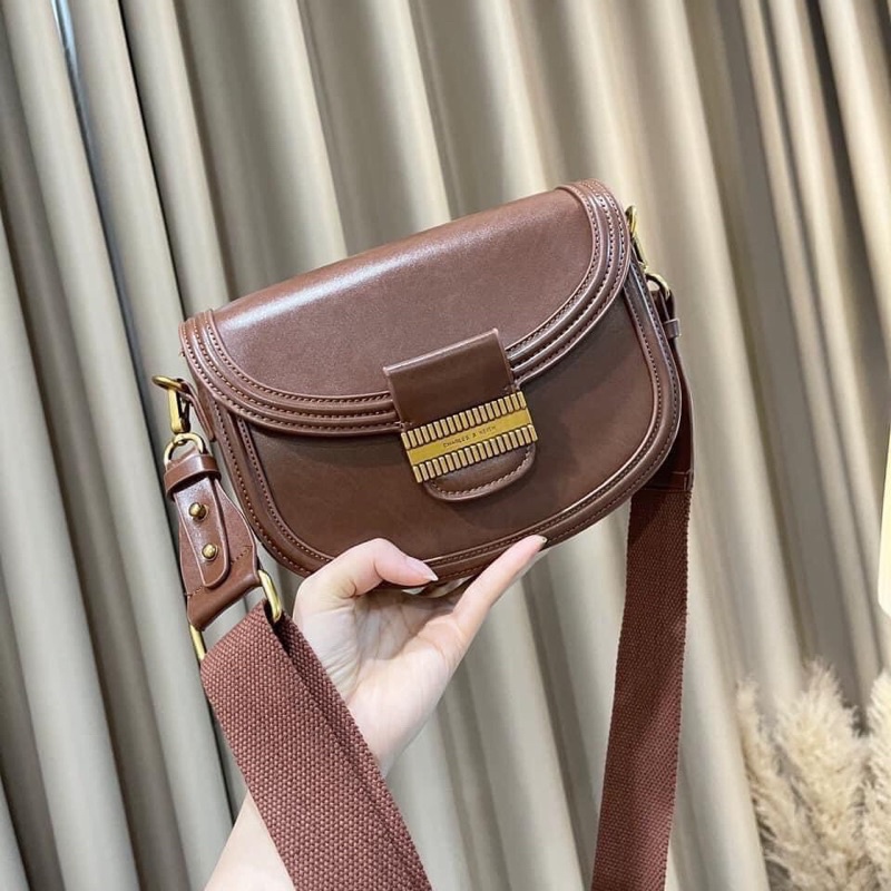 Mẫu túi charles & keith xịn xò này vẫn chưa hết hot