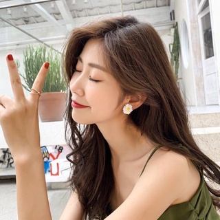 Bông tai hoa cúc nhụy vàng dễ thương