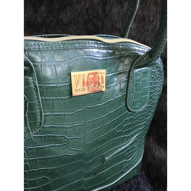 Túi Si hến da dập vân màu xanh lá hiệu visit new york