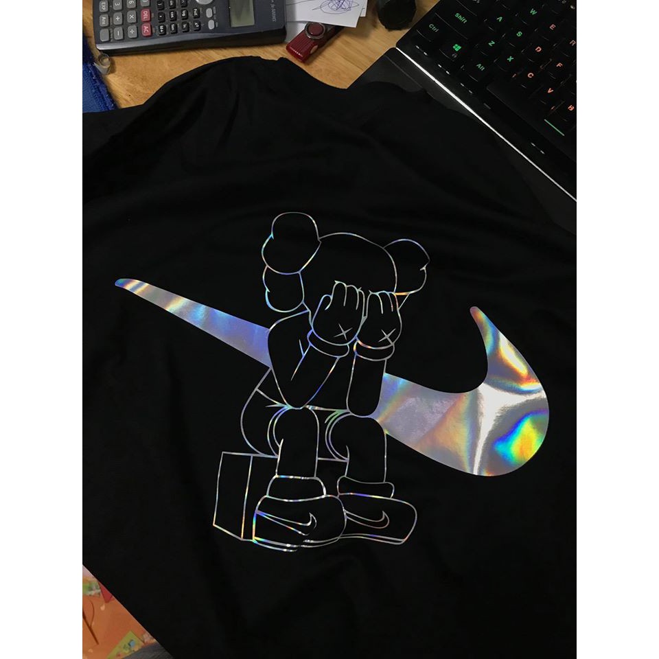 Áo thun phản quang tay lỡ 7 màu gấu Kaws siêu phê ( Đen )