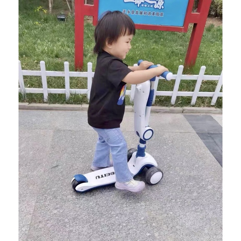 Xe trượt scooter cho bé có ghế ngồi, có nhạc VBABY ST6 sử dụng từ 12 tháng đến 8 tuổi - thiết kế bánh xe phát sáng