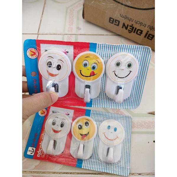 Vỉ 3 móc dán tường có đinh hình mặt cười
