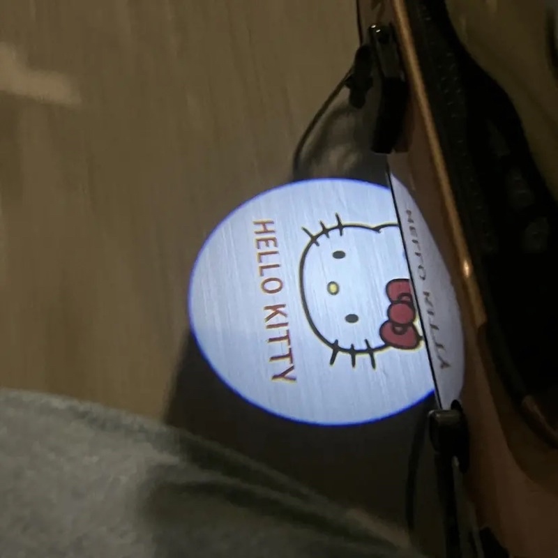 Đèn led hoạt hình gắn cửa oto