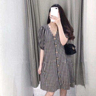 Váy kẻ caro cúc gỗ cổ V tay bồng