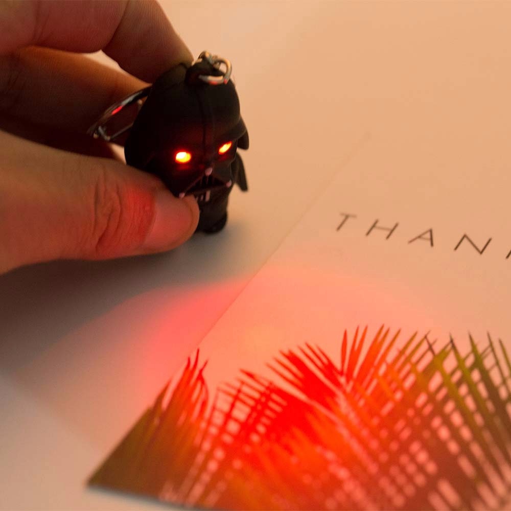 Móc khoá hình nhân vật Darth Vader phim Star War phối đèn LED độc đáo
