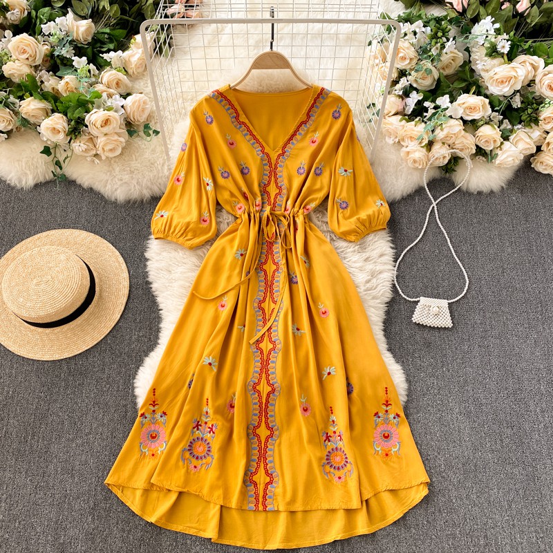 VÁY BOHO DÁNG XÒE CỔ V THÊU HOA