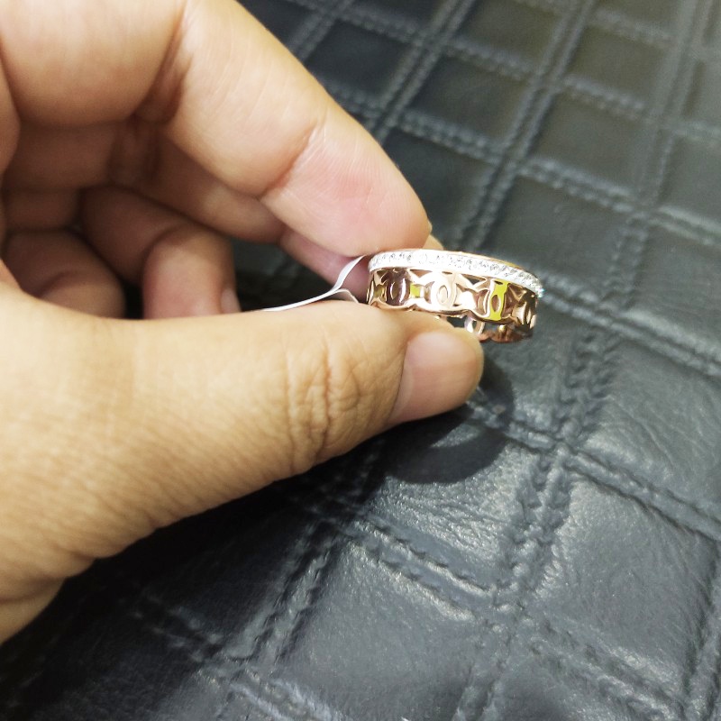 Nhẫn Hoa Văn Đính Đá Nhân Tạo Vòng Quanh Titan Ko Đen TT 4314