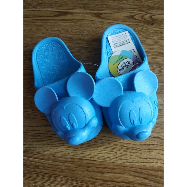 Dép sục cho bé.