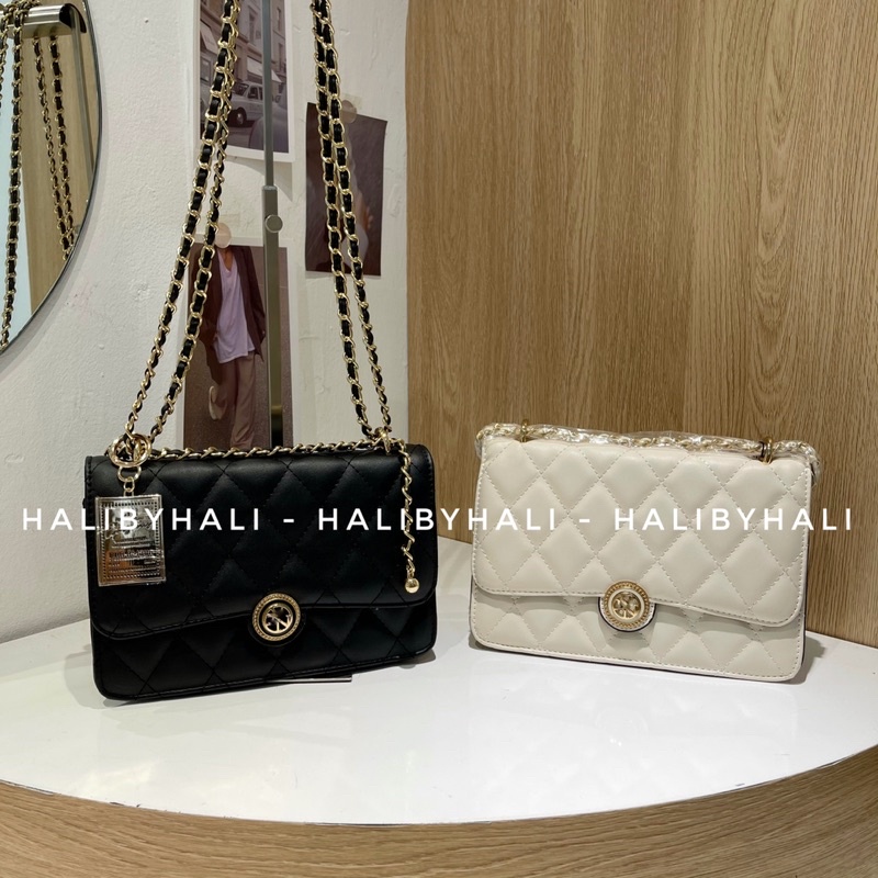 Túi Lyn da trám dây xích pha da kèm charm xinh xắn