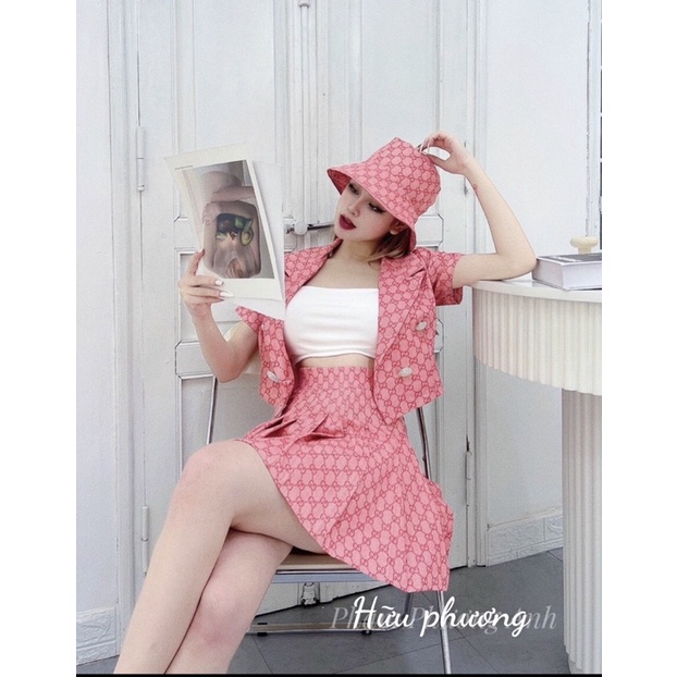 Set áo vest + chân váy xếp ly kèm mũ