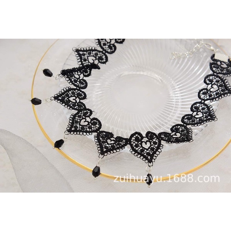 Phụ kiện vòng cổ chocker vừa quyến rũ vừa sang trọng