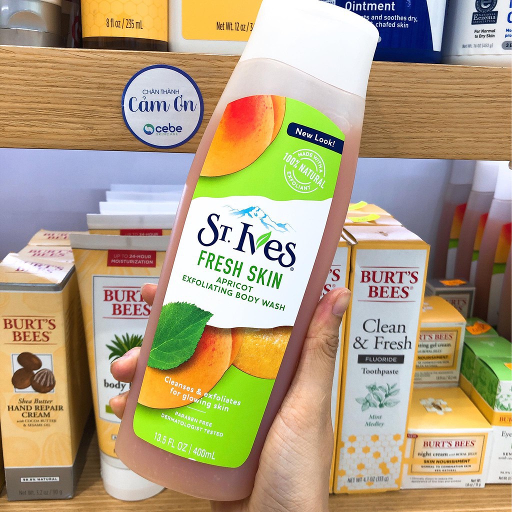 Sữa Tắm Tẩy Da Chết St.Ives Fresh Skin Chiết Xuất Trái Mơ Làm Sạch Sâu 400ml