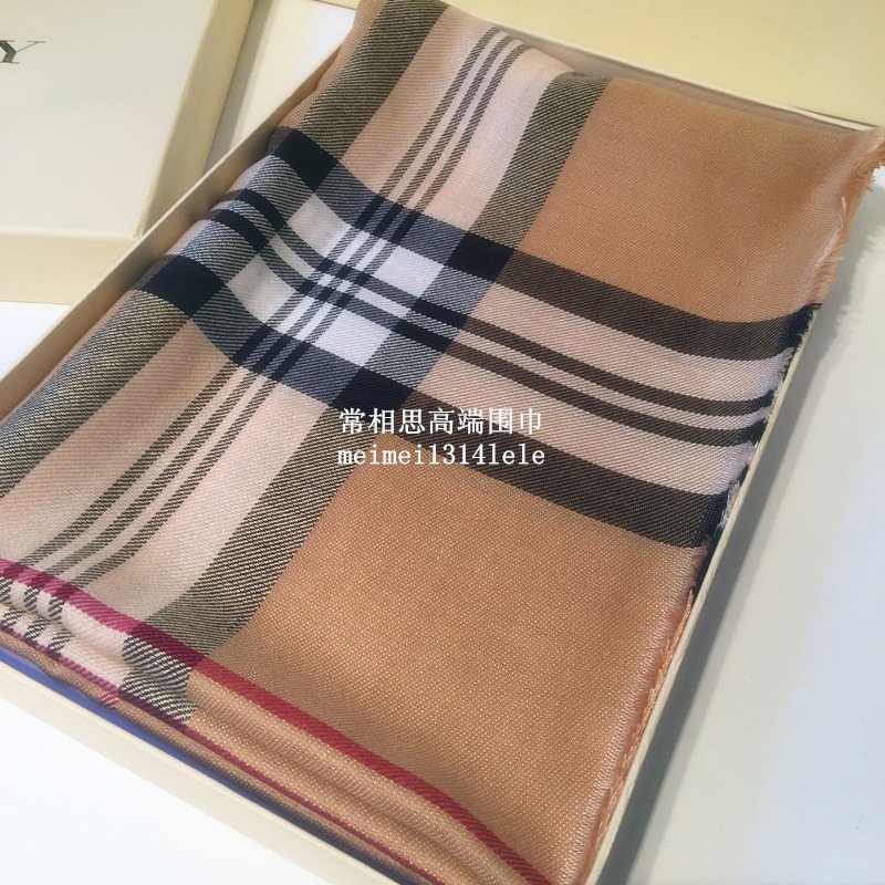 Khăn Burberry màu nâu và kem nhạt chất dạ đũi đẹp phong cách THY THY STORE