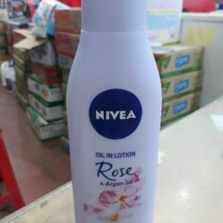 Sữa dưỡng thể Nivea hoa hồng chai 200ml.