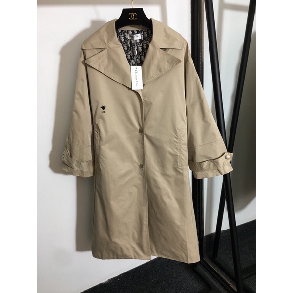 Áo măng tô dáng dài Dior logo thêu con ong nhỏ ngực áo lớn áo khoác gió dài tay rộng rãi bên trong lót in logo hoa văn.