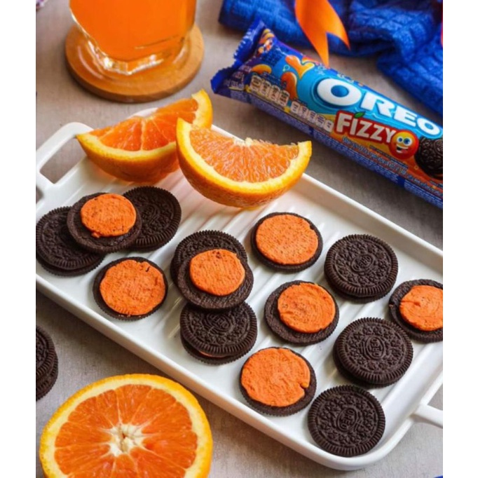 Bánh Quy Socola Oreo Kem và Kẹo Vị Cam Thỏi 123,5g