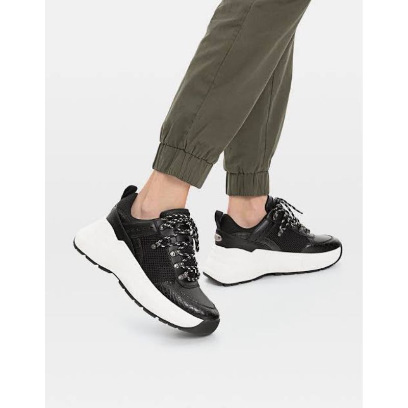 Sneaker Stradivarius auth