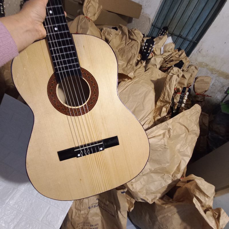 Đàn guitar classic màu đen kèm phụ kiện, quyển HD cho mới tập