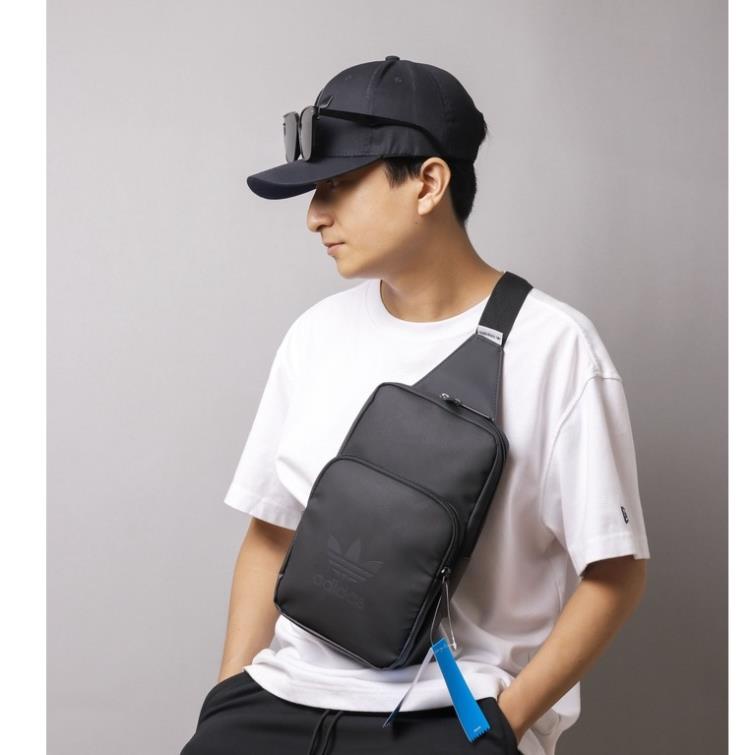 Túi đeo chéo Adidas 2 Ngăn Khoá kéo,Quai đeo có đệm & Có thể chỉnh độ dài Chất liệu chống thấm tuyệt đối ,xuất xịn