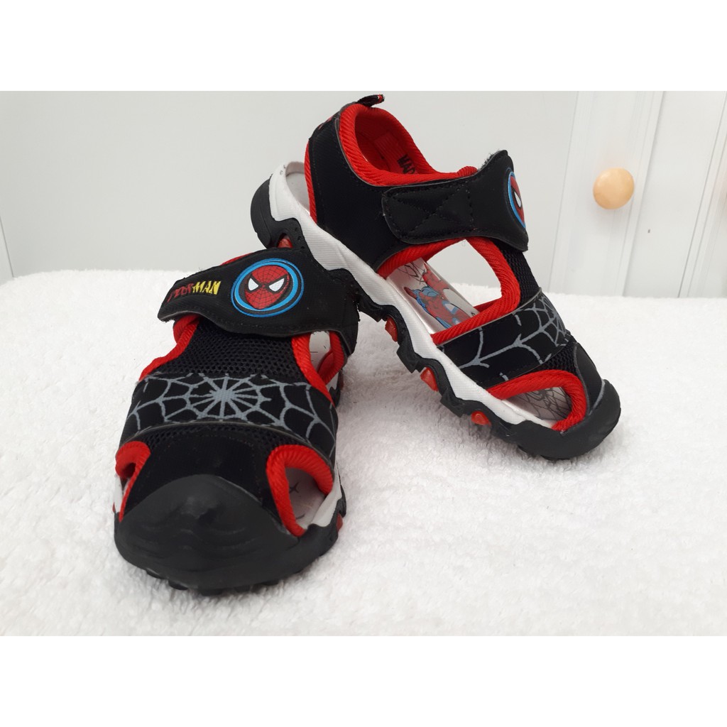Sandal rọ người nhện màu đen viền đỏ bé trai từ 2 đến 7 tuổi
