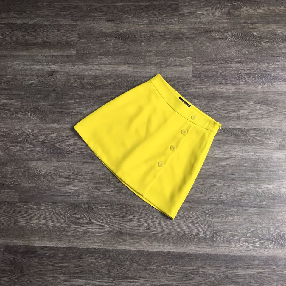 - Váy quần khuy nút