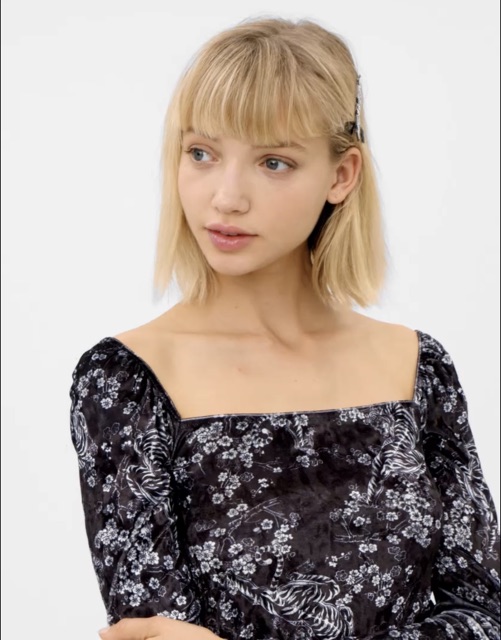 Áo nhung hoa Bershka auth canh sale