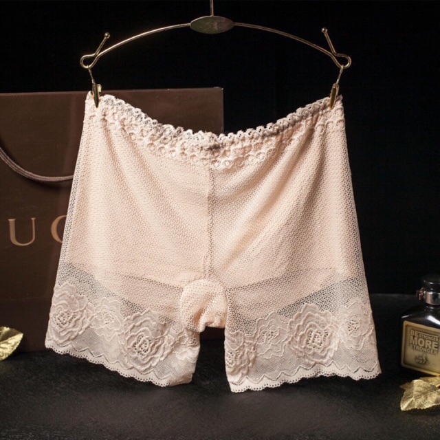 Quần mặc váy ren hoa hồng