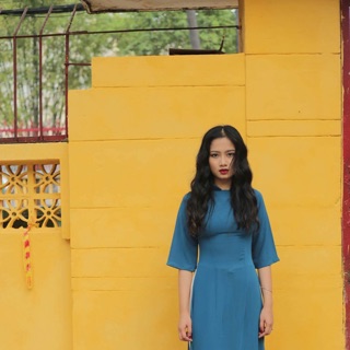 Áo dài cách tân nền xanh trơn, ảnh shop tự chụp