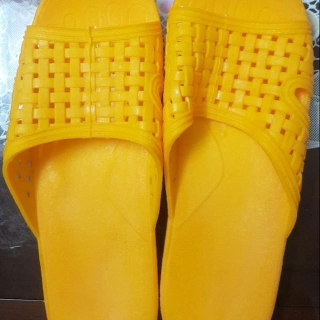 Dép tổ ong màu vàng