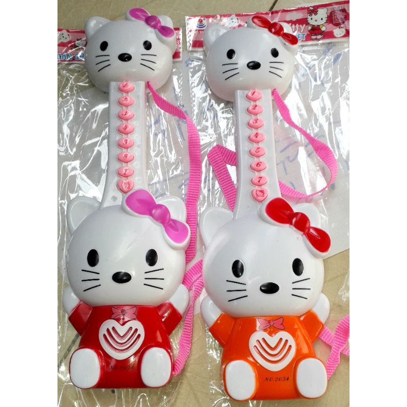 Một chiếc đàn ghita Hello_Kitty bằng nhựa có bài hát Tiếng Việt tặng kèm pin