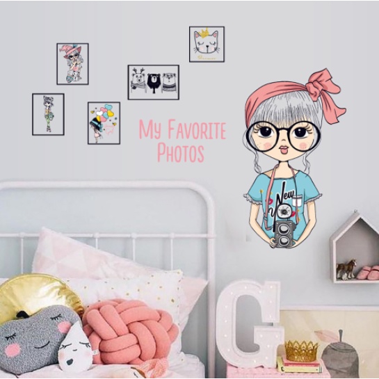 Decal trang trí tường - Cô gái với những bức tranh