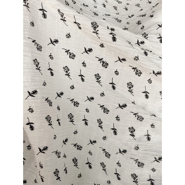 vải xốp nhăn cành hồng đen hot hit